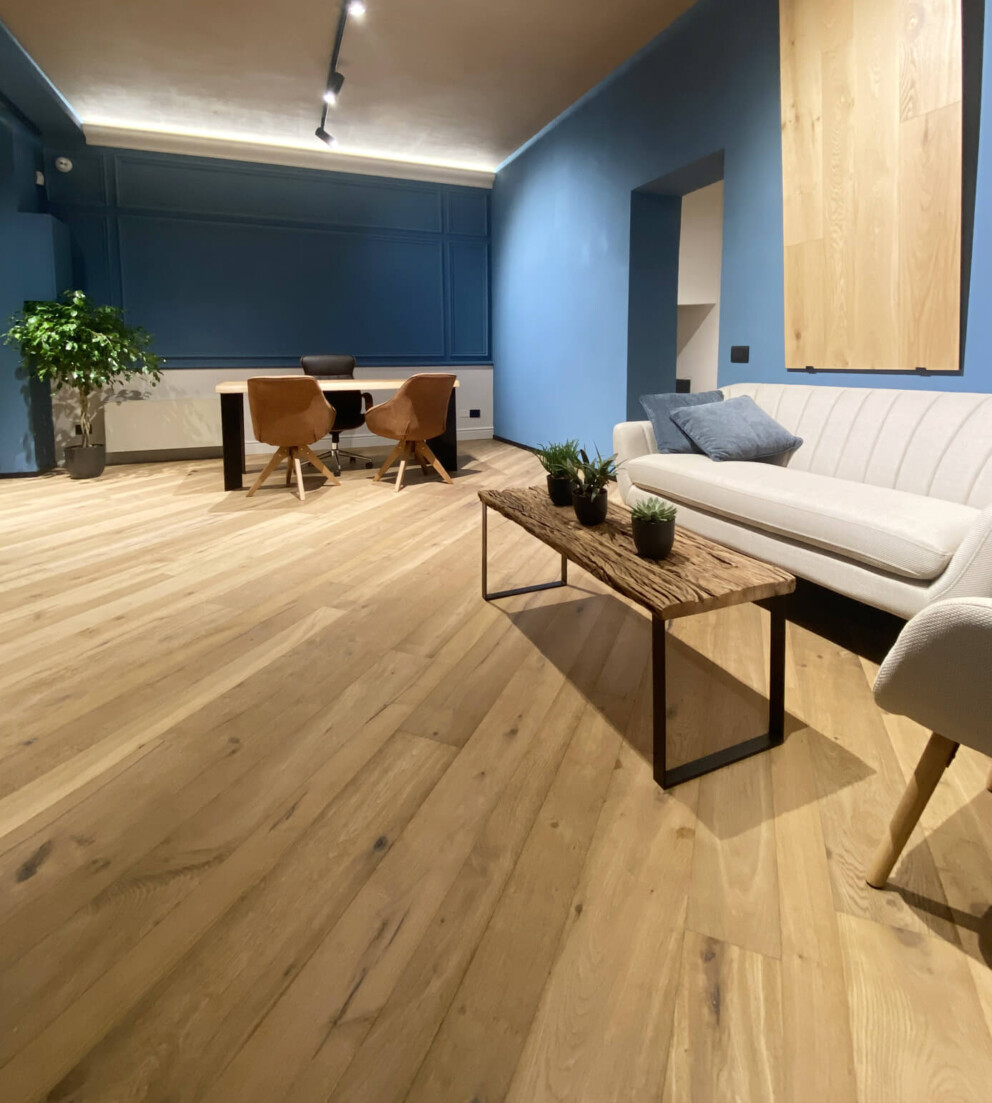 Showroom con pavimento in legno